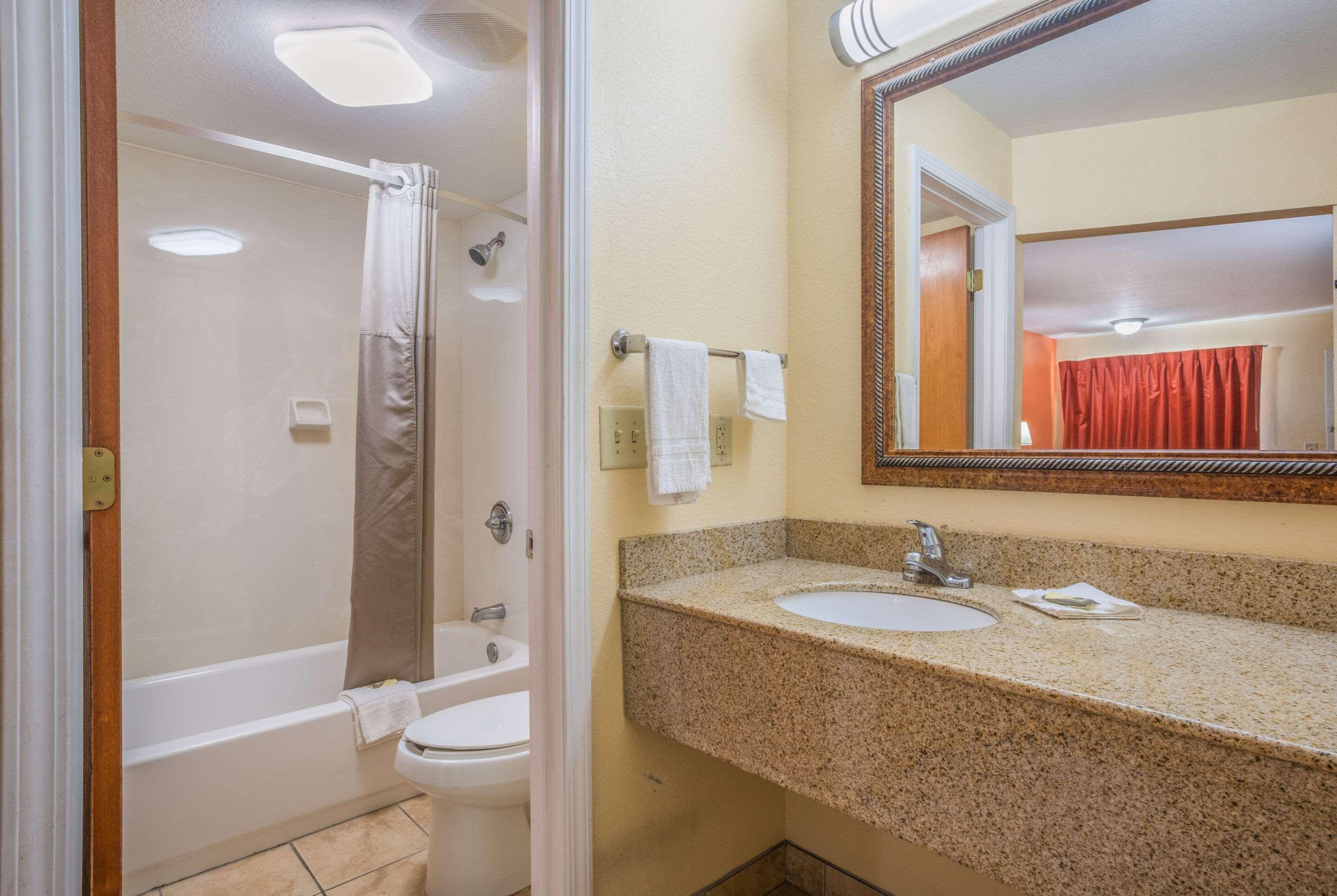 Rodeway Inn & Suites Μαίηκον Εξωτερικό φωτογραφία